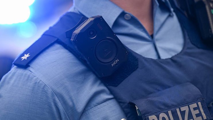 Les caméras corporelles sont de petites caméras fixées directement sur l'uniforme du policier. Elles doivent être utilisées lorsque des particuliers sont arrêtés ou contrôlés dans l'espace public. (image d'archive)
