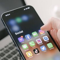 Si un compte privé sur les réseaux sociaux est utilisé à des fins professionnelles, une validation préalable pourrait être exigée avant publication.