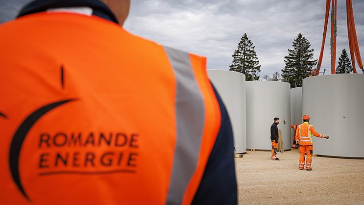 Avec le fort déploiement du solaire, la production d'énergie se fait simultanément partout et génère un surplus d'électrons qu'il s'agit de reprendre et d'évacuer, leur stockage n'étant pas encore possible. (KEYSTONE/Valentin Flauraud)