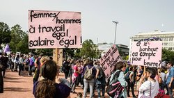 L’égalité salariale, revendiquée lors de la grève du 14 juin, aurait une incidence directe sur les retraites des femmes.