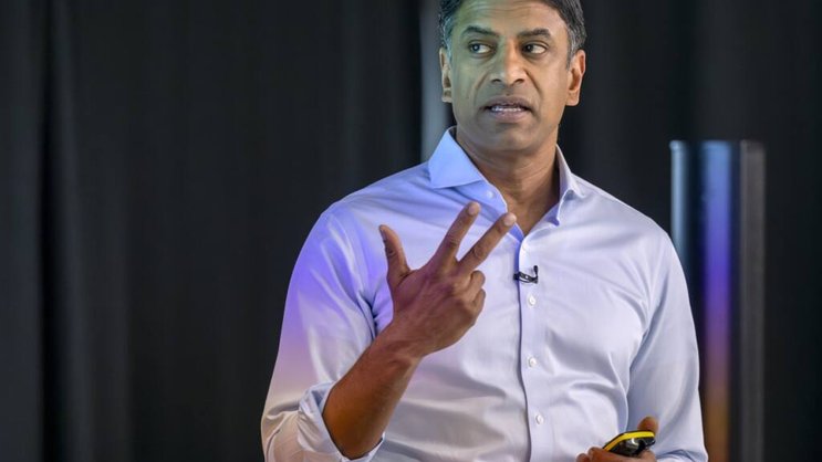 Novartis, ici son patron Vasant Narasimhan, a vu son bénéfice net hors facteurs jugés non récurrents grossir de presque 18% à 4,71 milliards de dollars. (archives)