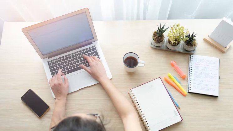 C'est dans les discussions de travail que le risque de malentendu est le plus grand, car les expressions faciales et le langage corporel se perdent dans le texte écrit.