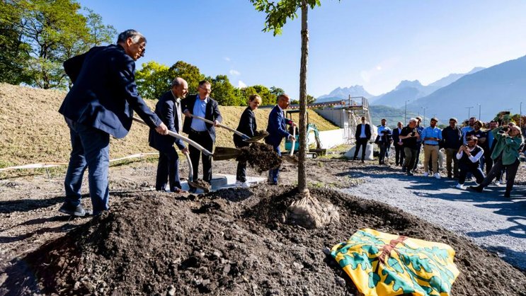 Gérard Seingre (directeur de TCM SA), Nicolas Herold (membre du Conseil d’administration de TCM SA), Franz Ruppen (conseiller d'Etat valaisan) Isabelle Moret (conseillère d'Etat vaudoise) et Fabrice Thétaz (président de la Ville de Monthey) ont symboliquement planté un chêne.