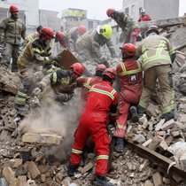 Les secours s'affairent après de nouvelles frappes vendredi sur Téhéran.