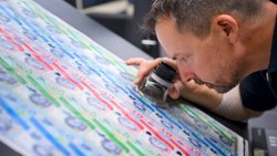 Un employé effectue un contrôle lors de la visite presse de l'entreprise Koenig & Bauer Banknote Solutions à Lausanne.