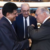 Le ministre indien du Commerce et de l’Industrie, Piyush Goyal, accueilli par le conseiller fédéral Guy Parmelin et l’ancien conseiller fédéral Johann Schneider-Ammann, lors du salon Swissmem Industry Day.