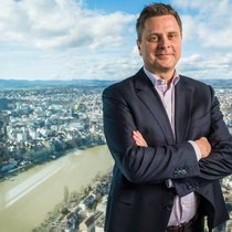 Le directeur général de Roche, Thomas Schinecker, estime qu'il est possible de baisser les prix aux États-Unis en vendant les médicaments sans intermédiaires.