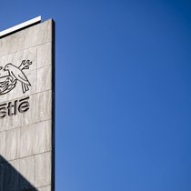 Nestlé a réagi à l'annonce de l'ouverture de deux enquêtes pénales en France, disant exprimer ses "plus sincères condoléances aux familles qui sont en deuil" à la suite du décès de deux nourrissons. (archive)