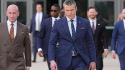 Le secrétaire à la Défense américain, Pete Hegseth (au premier plan), n’a pas supporté que le CEO d’Anthropic, Dario Amodei, refuse l’utilisation militaire de l’IA Claude. Les sanctions n’ont pas tardé à s’abattre sur l’entreprise californienne.