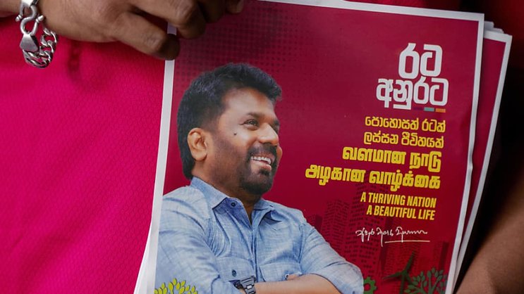 Anura Dissanayaka (ici sur une affiche électorale), un marxiste repenti de 55 ans, a été déclaré vainqueur dimanche de l'élection présidentielle au Sri Lanka avec 42,3% des voix, devant le président sortant (archives).