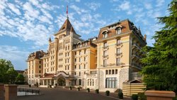 L’histoire du Royal Savoy remonte à 1906. Conçu par les architectes Charles Mauerhofer, Adrien Van Dorsser et Charles-François Bonjour, l’établissement devient très vite une destination prisée en Suisse.