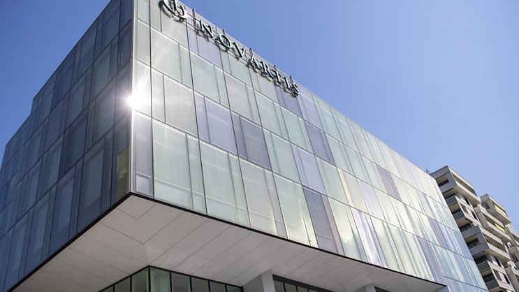 Novartis a jeté son dévolu sur le laboratoire Chinook Therapeutics. Le prix de transaction s'élève à 3,2 milliards de dollars  - soit 40 dollars par action Chinook - et pourra encore être agrémenté de 300 millions en fonction du franchissement de jalons réglementaires. (KEYSTONE/Urs Flueeler)