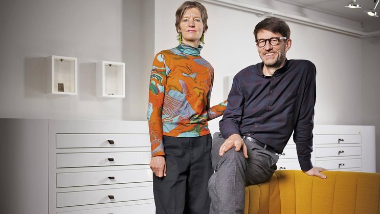 Vice Versa côté boutique. La surface d’exposition est vaste, mais discrète. Les bijoux sont précieusement déposés dans de grands cabinets en tiroirs-vitrines et se découvrent patiemment.