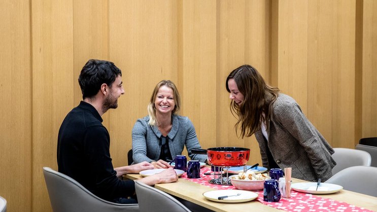 Des horaires de travail flexibles: souvent, les collaboratrices et collaborateurs débutent leur journée de travail au bureau et, après le repas de midi pris en commun, ils passent au télétravail.
