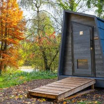 Le projet se distingue par des toilettes sans eau, sans odeur et transportables, contrairement aux solutions existantes qui exigent fondations ou raccordements aux égouts.