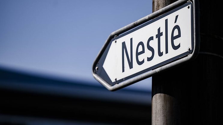 Nestlé veut se serrer la ceinture, prévoyant des économies d'au moins 2,5 milliards de francs d'ici fin 2027, en plus des précédentes initiatives de réduction des coûts. Les activités dans les eaux et boissons haut de gamme seront autonomisées. (archives)