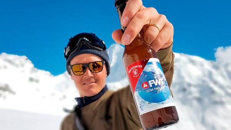 Le snowboardeur valaisan Xavier de le Rue avec une de ses bières. A consommer avec modération, bien sûr.