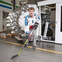 Lars Huber, défenseur du HC Fribourg-Gottéron, est apprenti chez Wifag Polytype.