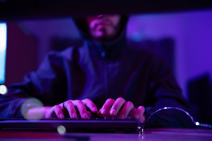 Concept de pirate informatique Black Hat en sweat à capuche devant un ordinateur portable piratant Internet. Cybercriminalité et principes de sécurité.
Pirate