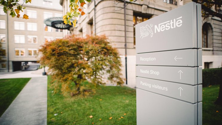 Nestlé génère environ un milliard de francs de chiffre d’affaires en Suisse, où il emploie 8 500 collaborateurs.