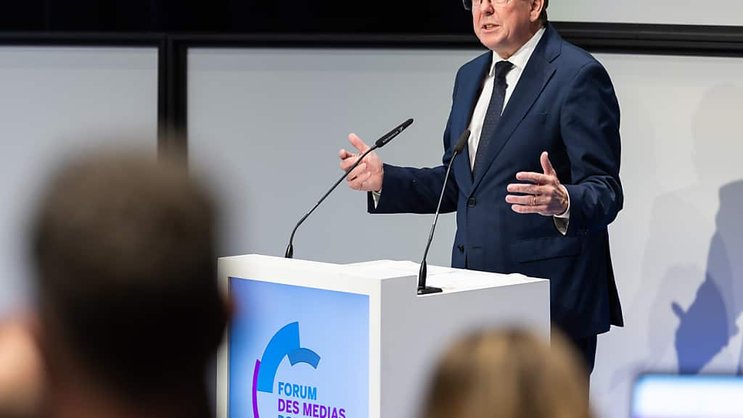 Ces 15 dernières années, les tirages des journaux ont diminué de moitié en Suisse, a rappelé mercredi à Lausanne le ministre de la communication Albert Rösti lors de la 5e édition du Forum des médias romands (FMR).