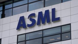 Le groupe basé à Veldhoven, dans le sud des Pays-Bas, qui compte environ 44'000 employés dans le monde, est très suivi sur les marchés, car il vend des machines de pointe pour la fabrication de semi-conducteurs, fortement demandées depuis la croissance de l'intelligence artificielle (archives).
