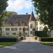 Avant de confier les clés à un nouvel acquéreur, ses trésors intérieurs (meubles, objets d'art, livres rares et montres d'exception) seront dispersés lors de deux prestigieuses ventes aux enchères menées par Genève Enchères et Christie's.