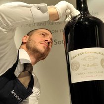 Une bouteille de Saint-Emilion, Château Cheval Blanc 2006, vendue aux enchères par la maison Sotheby’s. Ce type de vin exceptionnel peut atteindre un prix compris entre 4000 et 5500 francs.