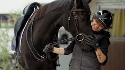 Mélinda exerce son métier de cavalière groom au sein des écuries Barbeau.