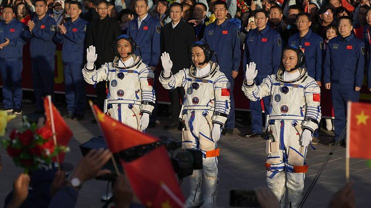 Les trois astronautes ont été remplacés la semaine dernière par une équipe plus jeune.