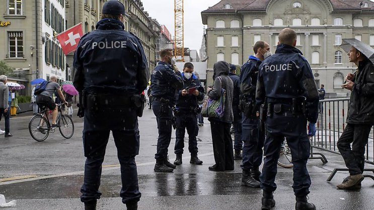 Malgré leurs interactions avec la population, les membres de la police cantonale bernoise n'ont pas été plus contaminés par le Covid-19 que la population générale d'âge comparable, selon cette étude (archives).