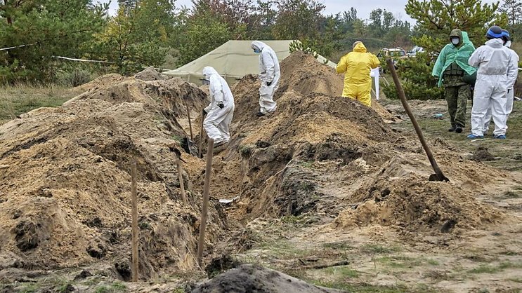 Les Ukrainiens découvrent de nouveaux charniers dans les villes reprises aux Russes.