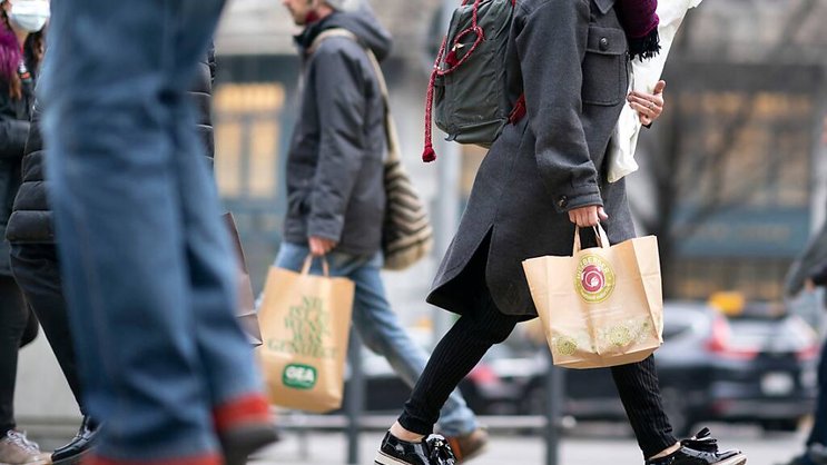 Par rapport à novembre 2023, les denrées alimentaires, les boissons et le tabac accusent un repli de 1,7% en décembre en termes nominaux et de 1,4% ajustés du renchérissement. Le secteur non alimentaire s'est contracté de 0,6% en termes nominaux et de 0,8% en termes réels. (KEYSTONE/Gaetan Bally)