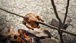 Le poulet est perçu comme facile à cuisiner, intéressant sur le plan nutritionnel et financièrement accessible. Il est souvent considéré comme une alternative plus durable au bœuf ou à l’agneau.