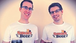 Lucien Martin (à d.) et Léon Metz, les deux cofondateurs de SmartBeer, font découvrir des bières artisanales suisses.