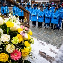 Une délégation de l'équipe italienne de ski s'est rendue à proximité du bar "Le Constellation", pour rendre hommage aux victimes du tragique incendie du Nouvel an.