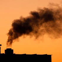 Pour économiser le pétrole sur fond de guerre au Moyen-Orient, le télétravail, rouler moins vite et limiter les vols s'imposent peu à peu en Occident.