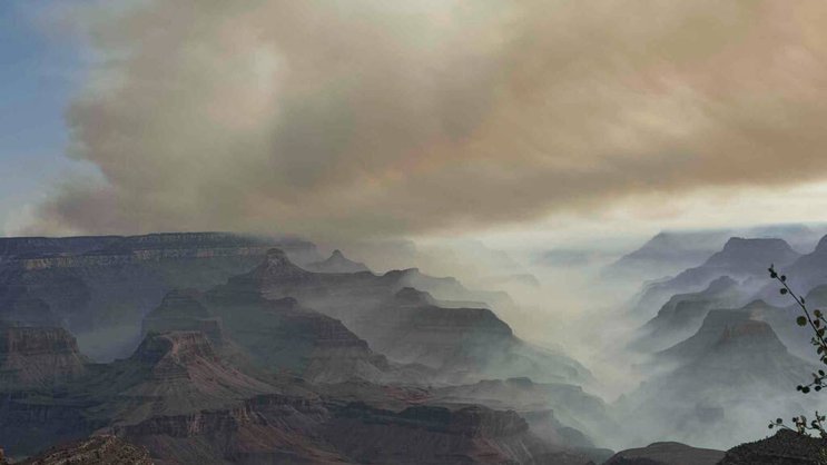 L'incendie n'a pas fait de victime mais a détruit "entre 50 et 80 structures" sur la rive nord du Grand Canyon, dont le seul hôtel de la zone, un bâtiment des années 1930 avec une vue imprenable.