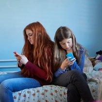 Selon les sondés, l'âge minimal souhaité pour accéder aux réseaux sociaux est de 15 ans (image d'illustration).