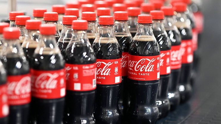Déjà critiqué pendant les Jeux, l'entreprise américaine avait expliqué devoir utiliser des bouteilles en plastique sur certains sites olympiques.