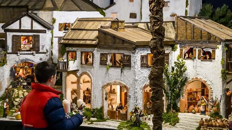 La crèche géante et évolutive est exposée cette année dans l'église de Vallorbe avec environ 1000 personnages en terre cuite.
