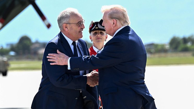 Donald Trump accueilli par le président de la Confédération, Guy Parmelin, à son arrivée à Genève le 15 juin 2026, en vue du G7 d'Évian.