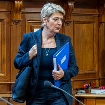 La ministre des finances Karin Keller-Sutter défend à nouveau le plan d'allègement du gouvernement face aux sénateurs lundi.