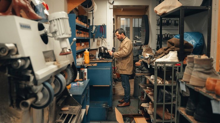 A la Cordonnerie de Neuchâtel, cinq générations d’artisans se sont succédé depuis 1890. Ici, Edgar Soares, le cordonnier actuel au travail dans son atelier.