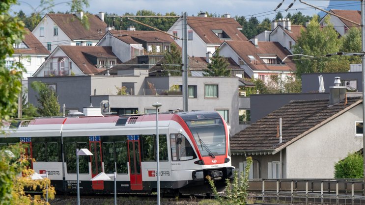 Le jeune duo était monté sur le toit d'une rame ferroviaire en gare de Lenzburg/AG. Le "surfeur de train" âgé de 18 ans est mort électrocuté alors que la rame se trouvait à Beinwil am See et cheminait en direction de Mosen/LU (photo symbolique).