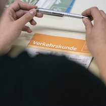 Après le boom des examens des années précédentes, les chiffres sont revenus à la normale en 2025. Le taux de réussite à l’examen théorique a toutefois continué de baisser. (archives)