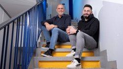 Alain Joseph (à g.) a choisi la voie du MBO pour la transmission de son entreprise, donnant accès au capital à Bastien Sauve (à dr.), le CEO. Un choix qui vise à préserver la culture interne et à stabiliser la gouvernance.
