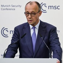 "Réparons et ravivons ensemble la confiance transatlantique", a appelé en anglais le chancelier allemand Friedrich Merz en direction des "amis américains" de l'Europe.