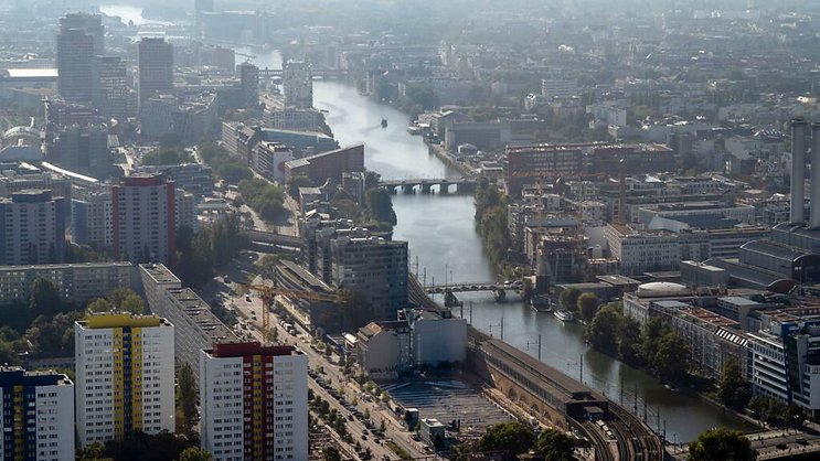 En mars, l'inflation sous-jacente, qui exclut les biens de consommation et de l'énergie, est aussi retombée à 2,5% sur un an, soit 0,2 point de moins qu'en février.