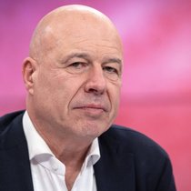 Fabio Regazzi, président de l’USAM, doute que le seuil de 50 millions suffise à protéger les PME familiales. Selon lui, en incluant tous les actifs, notamment immobiliers, de nombreuses entreprises non cotées pourraient être concernées par l’impôt, surtout si elles se développent.